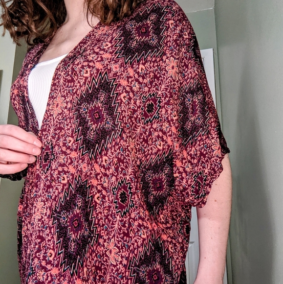 GARAGE Patterned Shawl - Picture 4 of 7